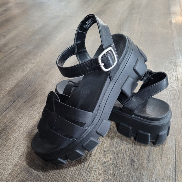 wild fable Shoes - Wild Fable Black Avril Fisherman Chunky Sandals, Size 7.5